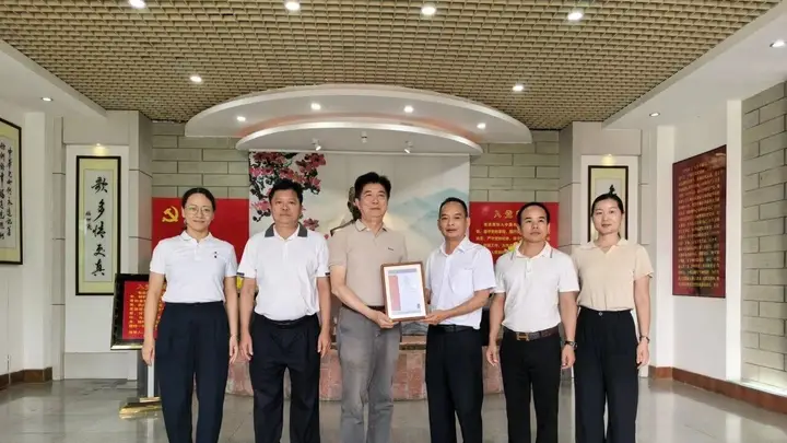 方寸微雕寄初心 非遗作品捐赠坚真纪念馆