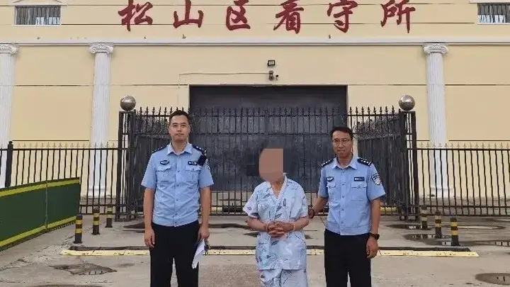 老人路边中暑晕倒,被民警救了又关了,警方:他是潜逃16年的逃犯