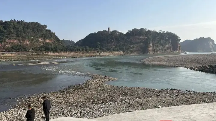 在乐山大佛面前漂流自拍?景区管委会:当场劝离,已批评教育
