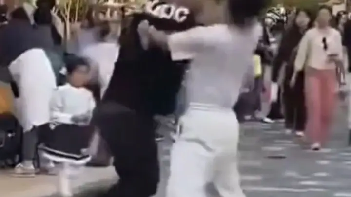 男子上海迪士尼劝阻吸烟被打,他把景区告了,要求书面道歉!此前打人者已道歉并赔偿1万元