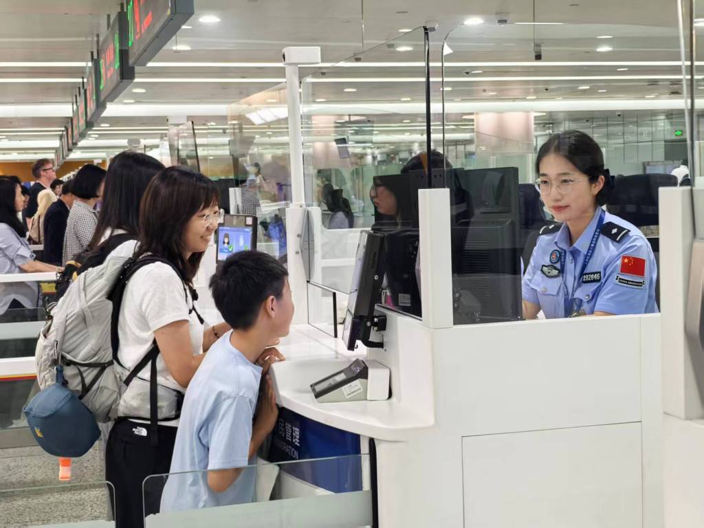 暑运首日浦东机场出境中国旅客3.3万人次，创近两个月以来峰值
