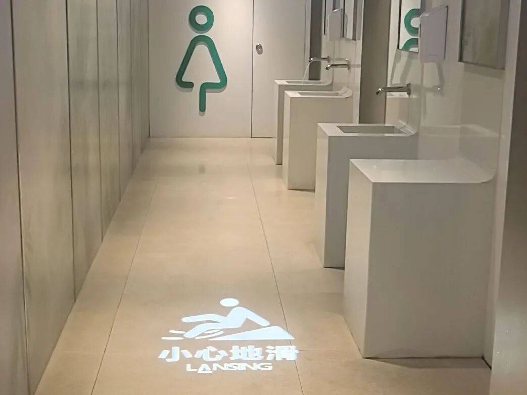 岳麓山保洁阿姨在厕所吃饭引热议，当事人回应：怕地面积水让小朋友滑倒，干脆就近吃饭