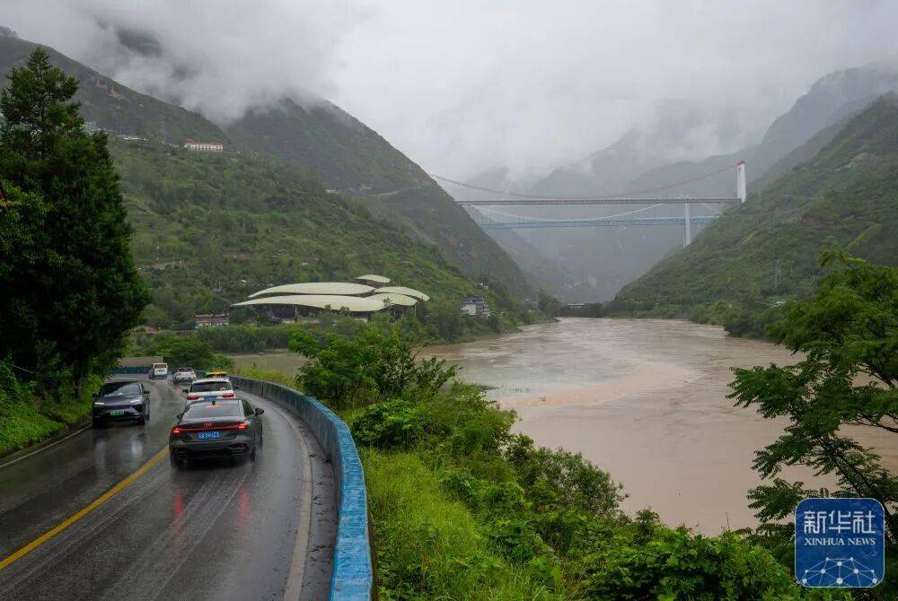 滇藏公路通车50周年：山河之间，长路向前