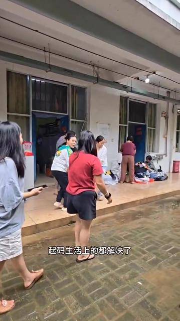 校长家也被淹了，但他先安顿了150个乡亲