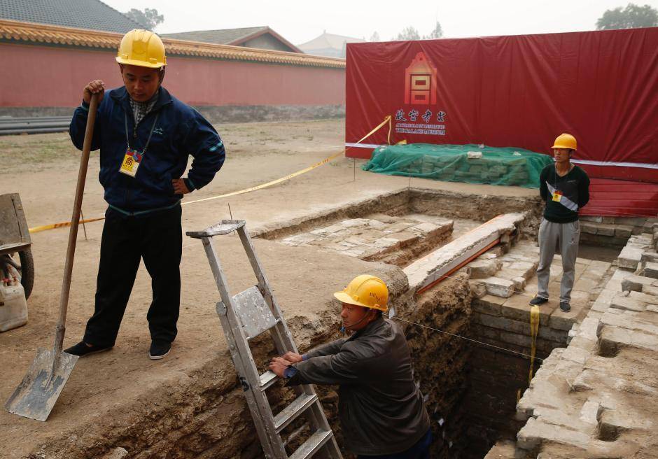 镜头下北京故宫发掘现场：挖出了大量文物，有个令专家激动的发现