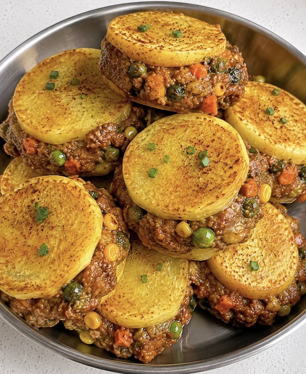 金黄酥脆的土豆肉盒，一口咬下满嘴鲜香