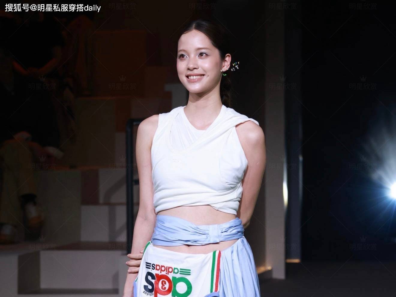 欧阳娜娜美到封神！白色短上衣搭蓝色不规则长裙，少女运动风绝了