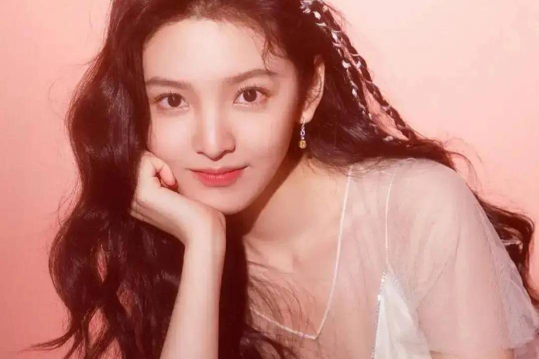 “光线一姐”章若楠清丽颜值美爆了！曼妙身材性感撩人