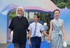 张纪中夫妇盛装出席儿子毕业典礼，杜星霖新中式裙配4万包包贵气十足