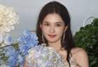 张婧仪《野狗骨头》花絮照释出，手捧绣球笑容甜美