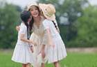 方媛穿白色蕾丝裙戴草帽 携女儿乡间出游清新温婉