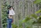 爬山小树林发现一对情侣，看他们不像是来爬山的啊，哈哈