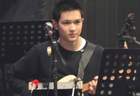 张智霖儿子担任演唱会吉他手 魔童颜值超高酷似袁咏仪