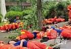 湖北黄冈遭遇历史罕见EF2级龙卷风袭击，20多名消防员彻夜抢险后累到席地而睡，路人：不忍打扰，只想他们好好休息休息