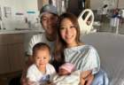 香港女星周美欣二胎顺产仅用一小时，羊水破裂喷老公一身成趣事