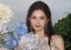 张婧仪《野狗骨头》花絮照释出，手捧绣球笑容甜美