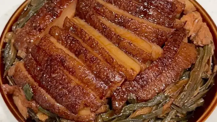 大量上市!一次买30斤,晒干囤冰箱,炒菜蒸肉都香,做一次吃一年
