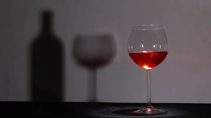 别再说女生只适合甜酒了:葡萄酒里最常见的口味偏见
