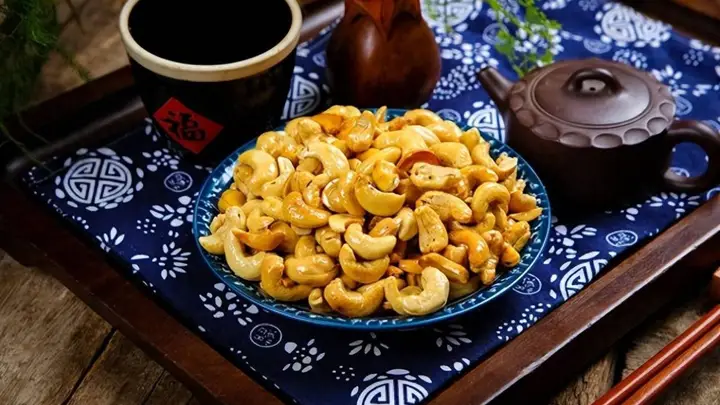 腰果与中国的百年情缘：从海外奇珍到国民零食