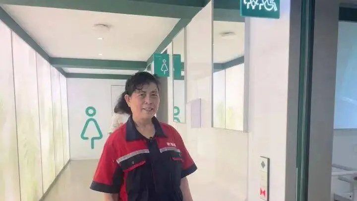 岳麓山保洁阿姨在厕所吃饭引热议,当事人回应