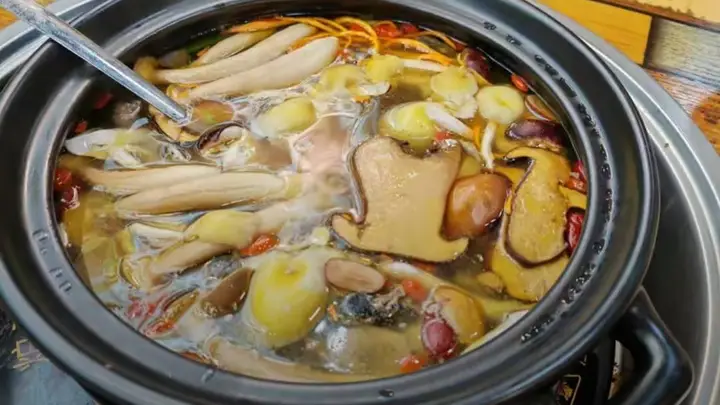 丽江旅行日记|在束河周边挖到一锅山野鲜,聊聊鲜云集和别家菌锅不一样的温柔