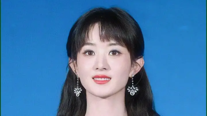 36岁赵丽颖突然换回长发，一袭水蓝裙美到网友炸锅，她这是要改走温柔路线了？