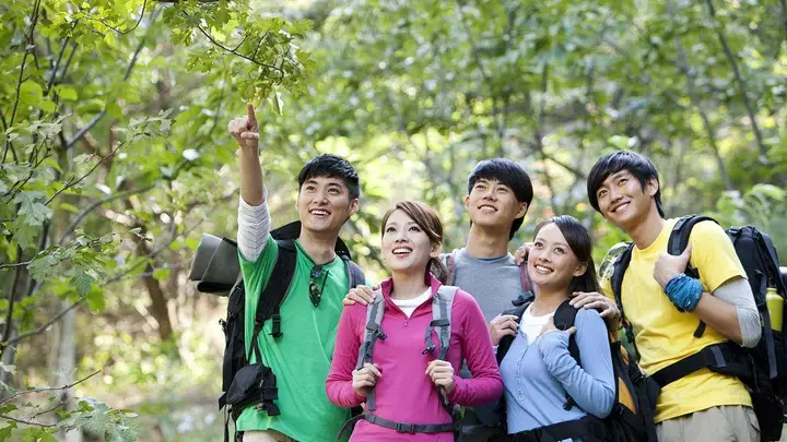 今日!社会出怪现象:明明现在经济不景气,可为什么旅游的人那么多?