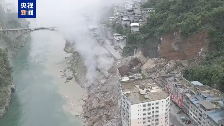 重庆彭水发生山体垮塌致人员被埋，居民称受损房屋有五六层高，都有住人