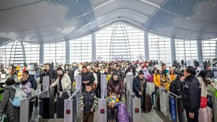 74地区免签,唯独中国加价!赴日游客暴跌60%,日百货大面积亏损