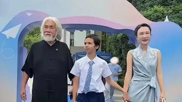 张纪中夫妇盛装出席儿子毕业典礼,杜星霖新中式裙配4万包包贵气十足
