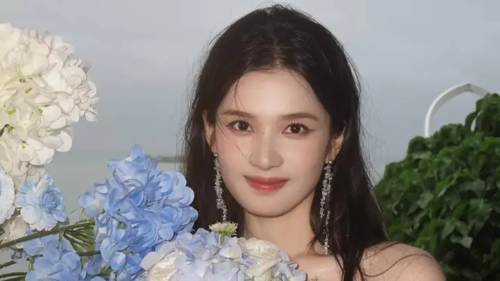 张婧仪《野狗骨头》花絮照释出，手捧绣球笑容甜美