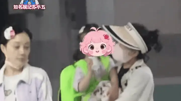 李小璐疑似怀二胎 带神秘小女孩回家
