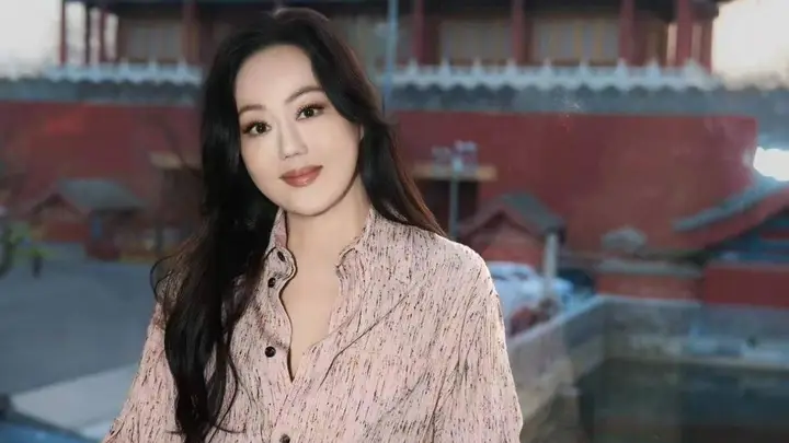 62岁章小蕙穿搭秘诀：印花衬衫和连衣裙这样穿才高级洋气