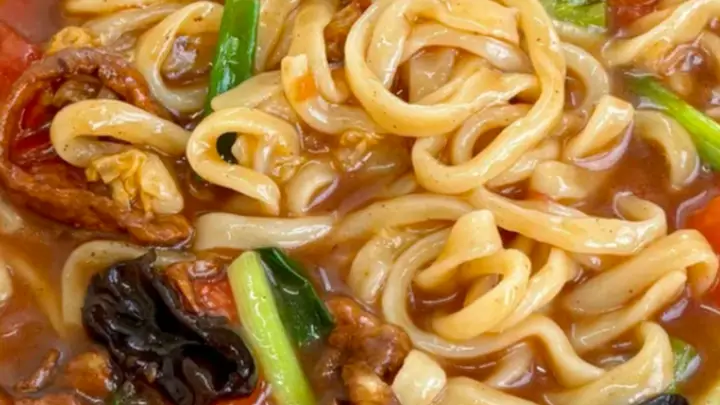 品读炝锅面的烟火美学,热油爆香即是食材本味