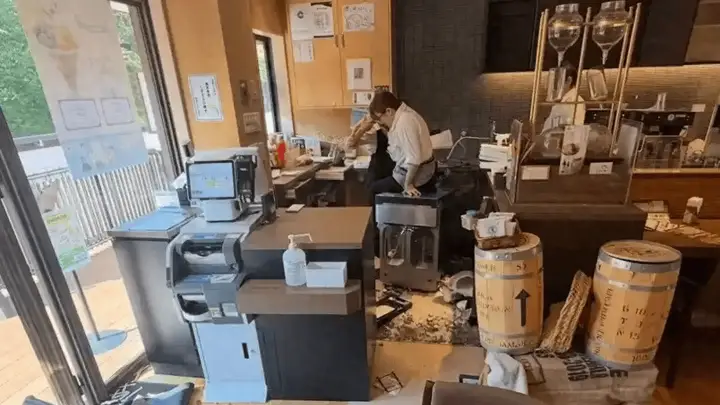 日本发生7.1级地震,中国游客:咖啡店物品摔碎在地,民众躲到桌下避险