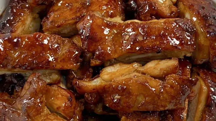 蜜汁鸡腿:一口爆汁,甜咸交织的治愈系美味