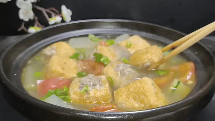三四种食材一锅煮,爽口又开胃!咬一口满嘴都是汁水、紧接着就是浓浓肉香,有汤有菜更下饭