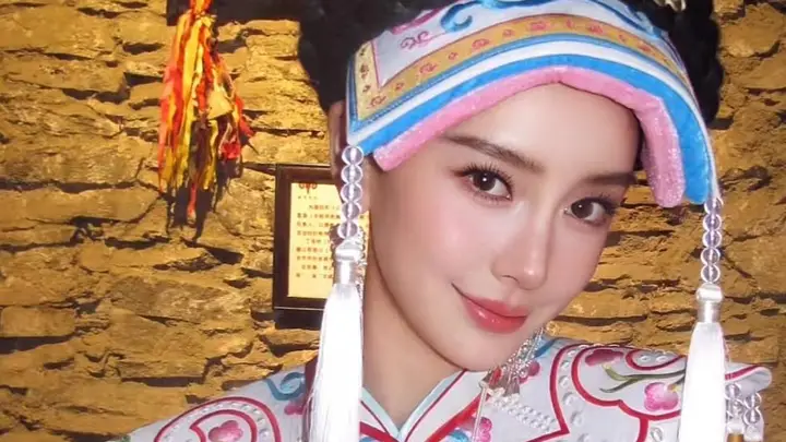 杨颖穿羌族服饰拍ccd大片好美!衣着华丽极具民族特色