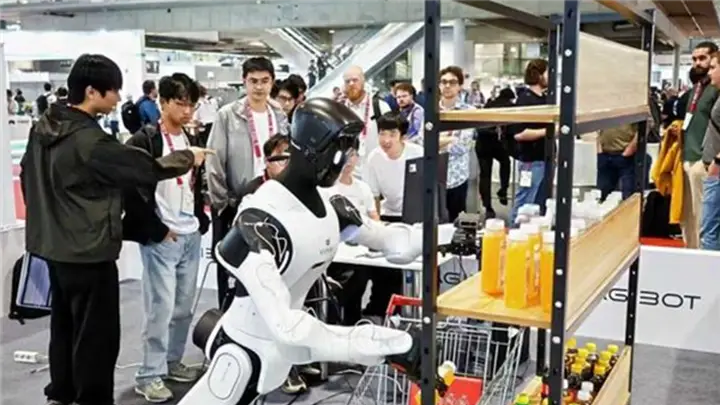 量产新高度！智元第15000台通用人形机器人下线