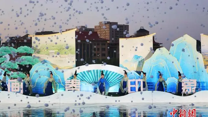 宁夏贺兰水上实景演出火爆出圈 湖畔光影丰富市民夏夜生活