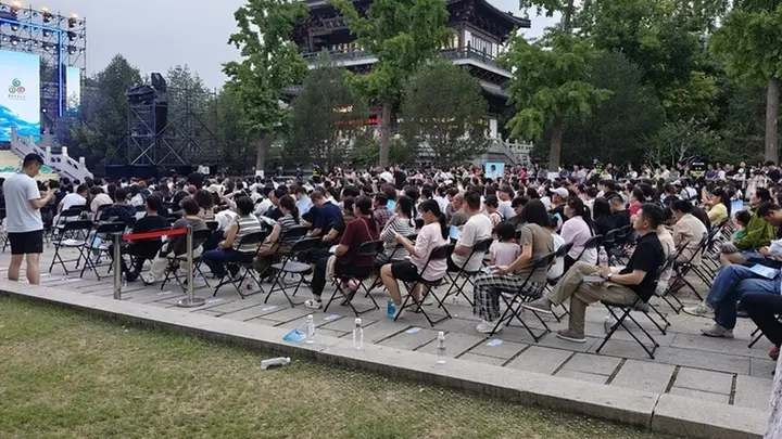 高举手机拍不停,外地游客称来济旅游偶遇泉水节很幸运