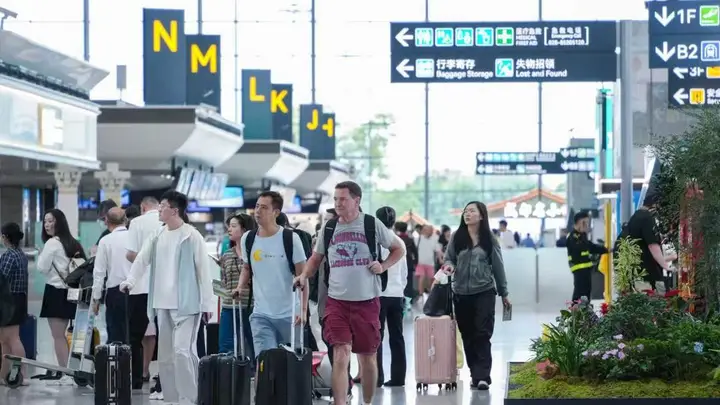入境游“主角”不止北上广深:外国游客飞赴中国160城 成都稳居前五、稻城首次上榜