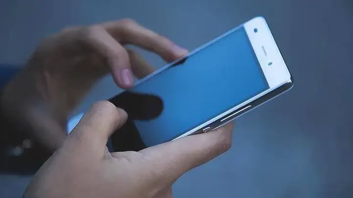 和已故的人“再说一次话”:AI幽灵技术正在改写人类的悲伤方式