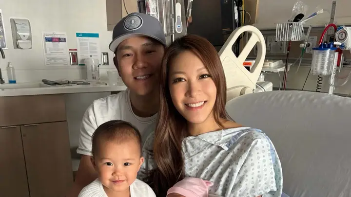 香港女星周美欣二胎顺产仅用一小时,羊水破裂喷老公一身成趣事