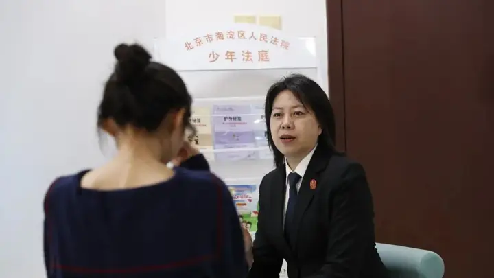 “选爸爸还是选妈妈？”一位女法官听见孩子没说出的真心话