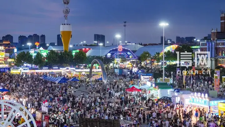 青岛国际啤酒节西海岸会场热闹非凡游客尽情畅享夏日狂欢