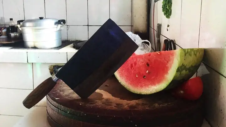 妈妈切西瓜的温情瞬间