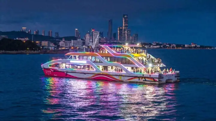 “海上看青岛”点燃夏夜新热度!海事保障“栈桥夜游”启航