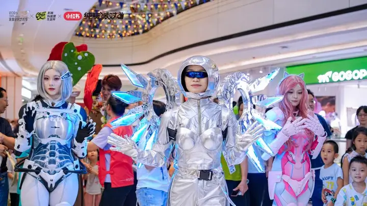 深圳首届AI机器人泛戏剧演出艺术季启幕:跳出剧场,以街区为舞台