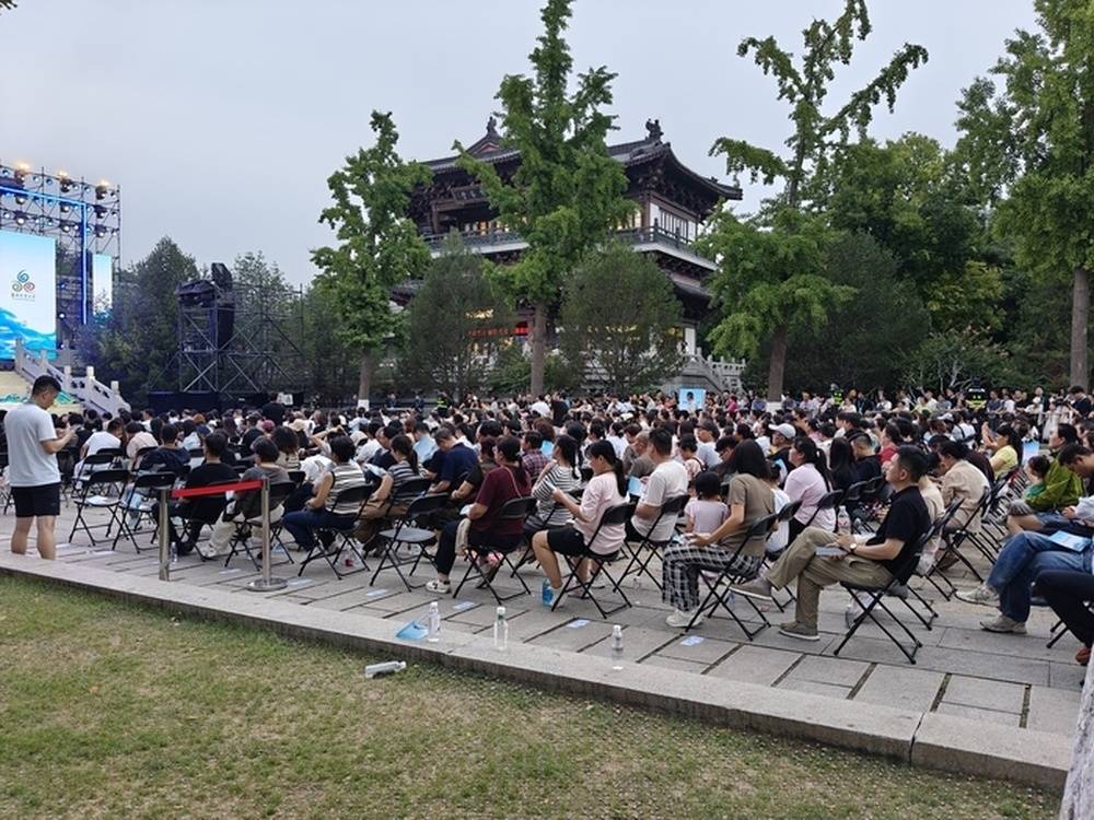 高举手机拍不停，外地游客称来济旅游偶遇泉水节很幸运